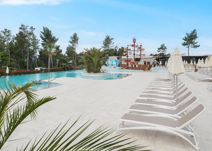 Кемпинг Lovely Stacaravan In Vabriga With Swimming Pool