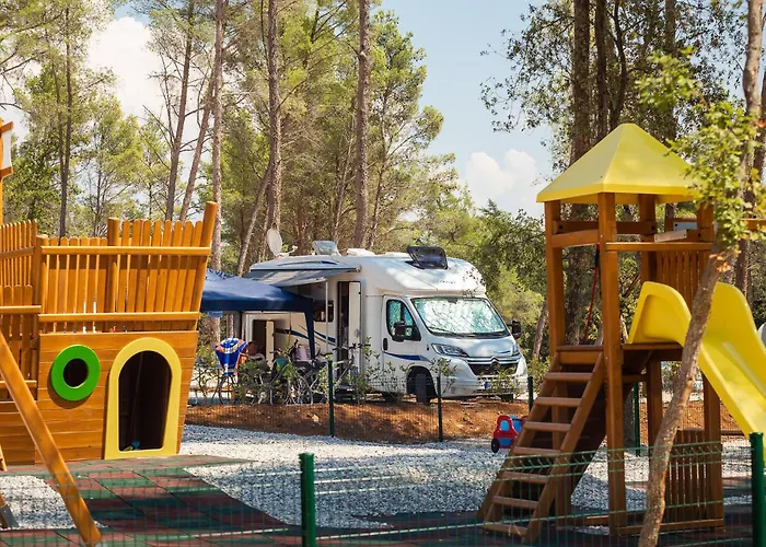 Lovely Stacaravan In Vabriga With Swimming Pool Кемпинг